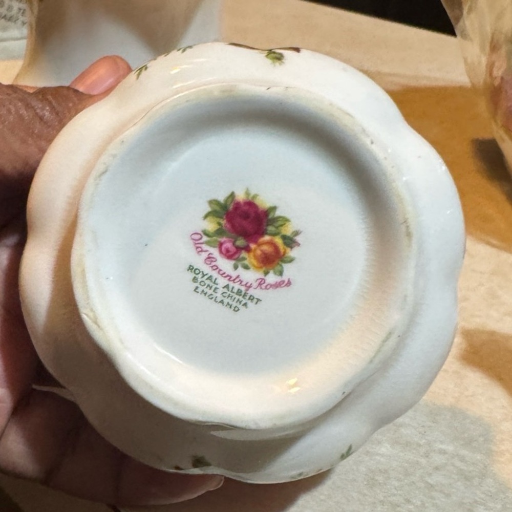 Royal Albert Old Country Roses Tea Set - Picture 9 of 12